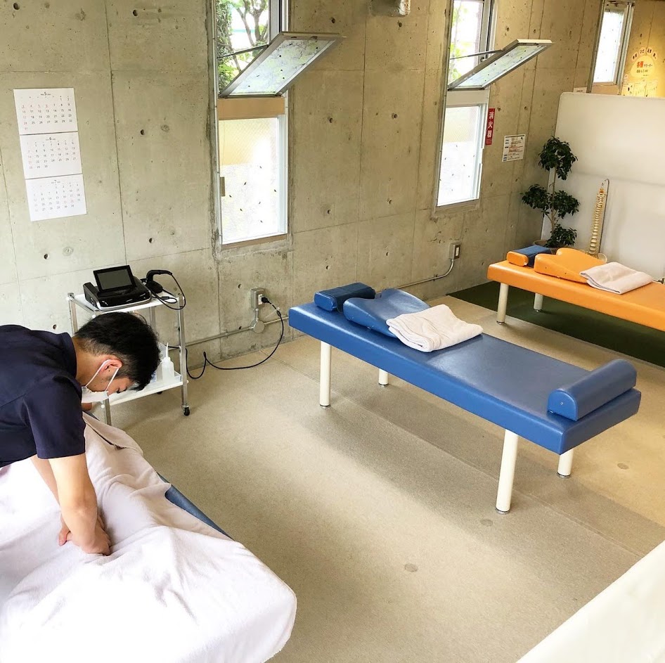 コロナウイルス対策でベッドの間隔をあけています。換気も行いマスク着用も促しておりますので、安心してご来院ください。