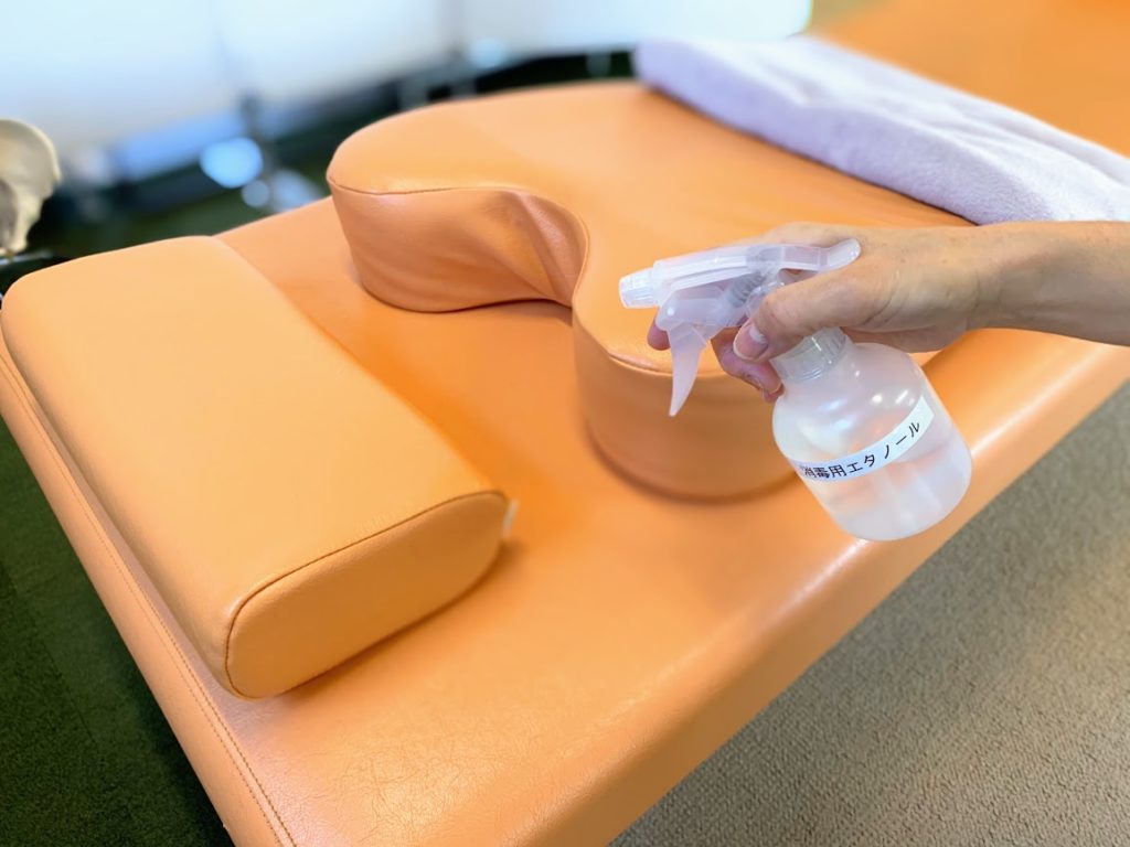 新型コロナウイルス対策として治療後患者様の使用したベッドはその都度消毒を行っております